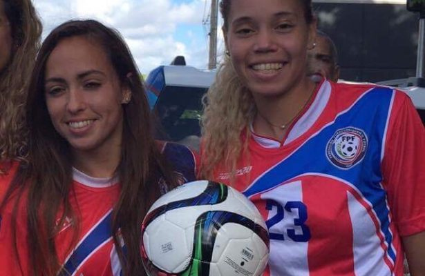 izquierda, Selimar Pagán, junto a Delyaliz Rosario luciendo la camiseta del Equipo Nacional de Puerto Rico. (SUMINISTRADA)